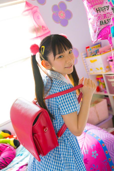 アジアのキュートな長澤茉里奈が大きな胸を誇示し、ソロで自然な姿を披露