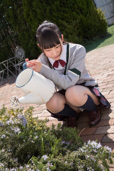 女學生 Ayana Haduki 展示她的大屁股並穿著絲襪擺姿勢