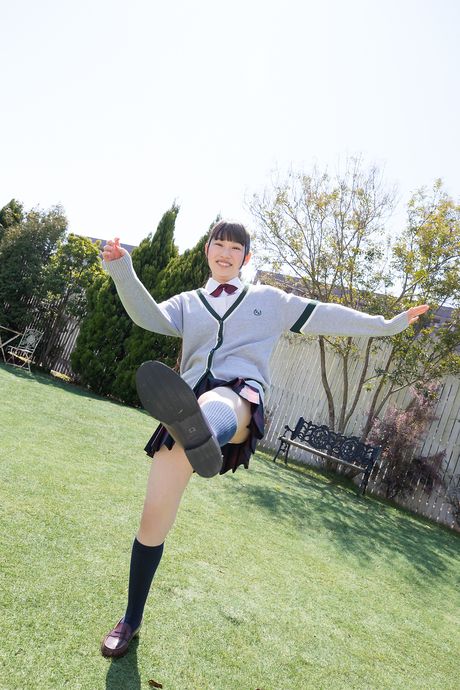 女學生 Ayana Haduki 展示她的大屁股並穿著絲襪擺姿勢