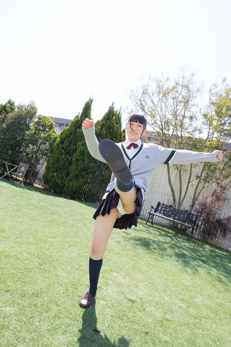 女學生 Ayana Haduki 展示她的大屁股並穿著絲襪擺姿勢