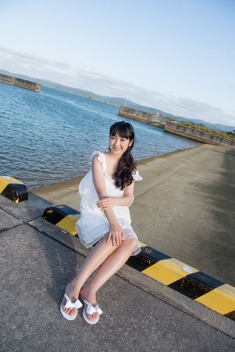 Asian girl Ai Takanashi shows her massive booty and captures her skyclad appearance on the beach