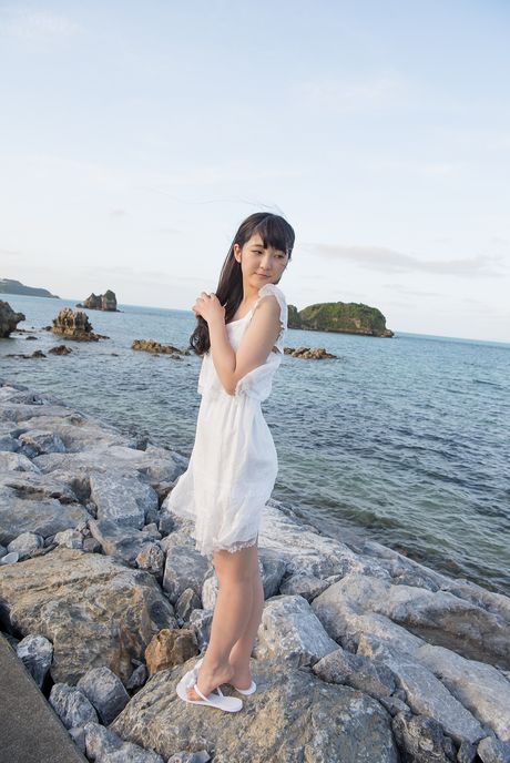Asian girl Ai Takanashi shows her massive booty and captures her skyclad appearance on the beach