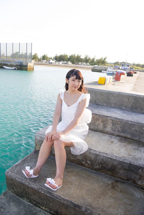 Den asiatiske pige Ai Takanashi viser sin massive røv og fanger sit himmelklædte udseende på stranden