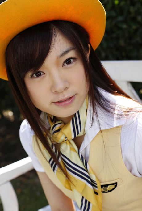 亞洲封面女郎 Yua Saito 展示她令人驚嘆的胸部並穿著白色絲襪擺姿勢