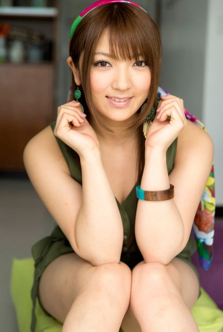 才華橫溢的亞洲 Shiori Kanzaki 展示了她驚人的胸部和修剪過的陰部