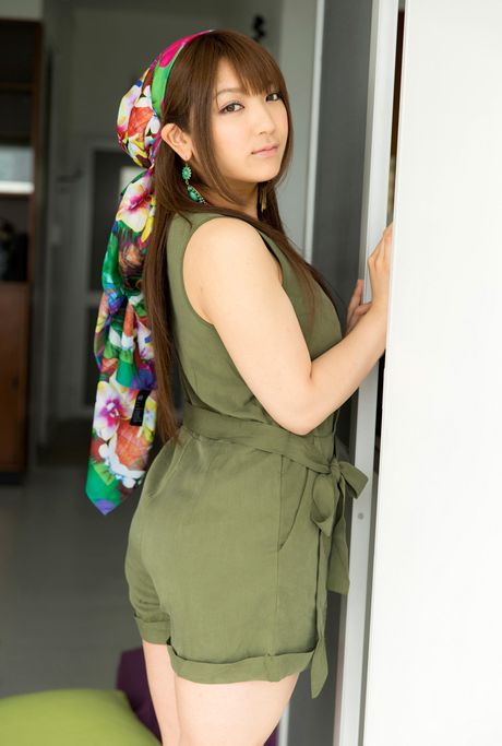 才華橫溢的亞洲 Shiori Kanzaki 展示了她驚人的胸部和修剪過的陰部