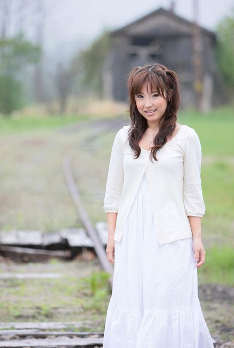 亞洲女孩 Shiori Kawana 展示她美麗的臀部並穿著比基尼擺姿勢