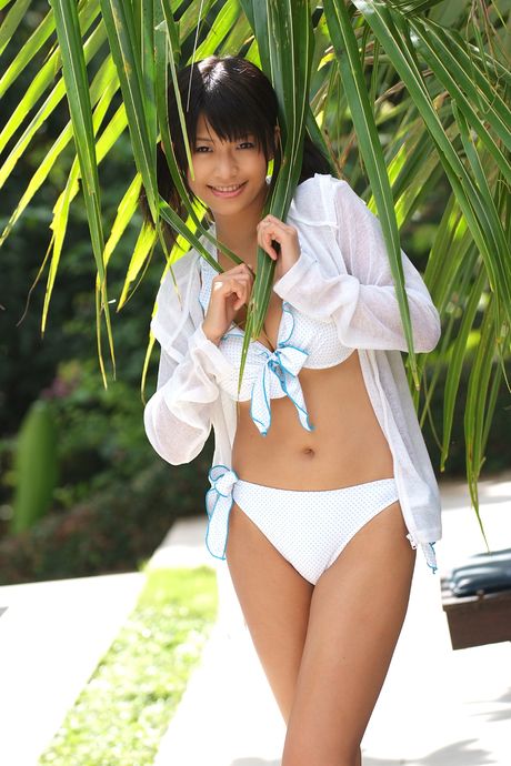 アジアの美女、ササ・ハンダがビキニ姿でパティオチェアで裸になる