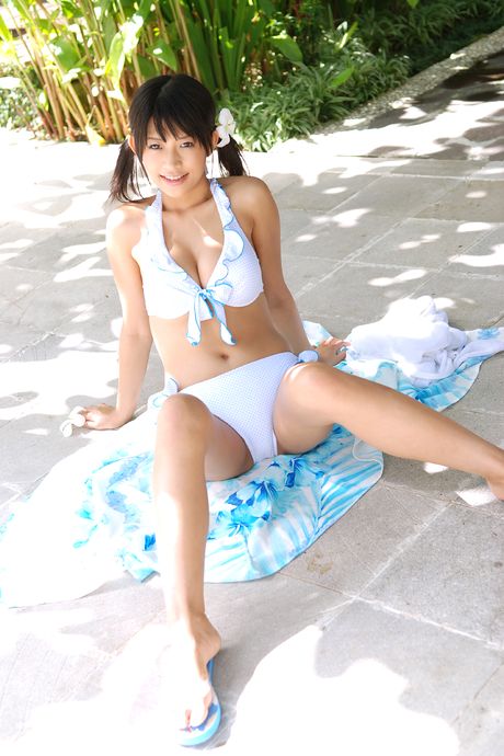 アジアの美女、ササ・ハンダがビキニ姿でパティオチェアで裸になる