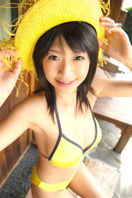 アジアの美女、ササ・ハンダがビキニ姿でパティオチェアで裸になる