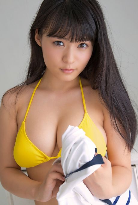 身穿比基尼的日本美女 Mizuki Hoshina 展現美麗的乳房