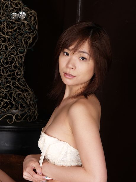 亞洲封面女郎 Mayu Yamaguchi 在廚房檯面上全裸