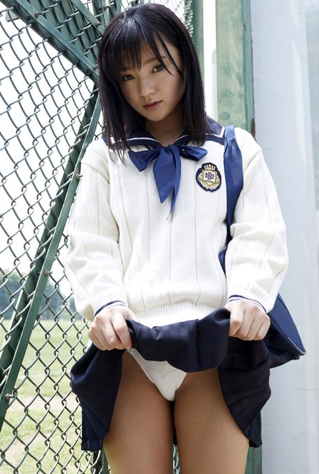 亞洲美女西永彩花展示她性感的臀部和剃光的陰部