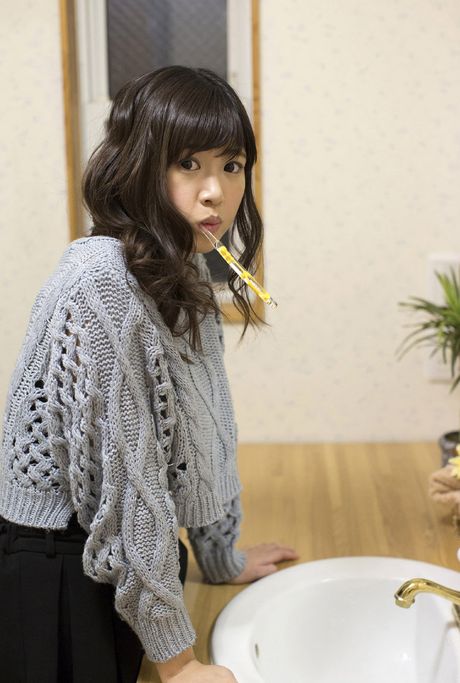 Asiatisk skønhed Rika Sakurai præsenterer sine petite små bryster og røv i en solo