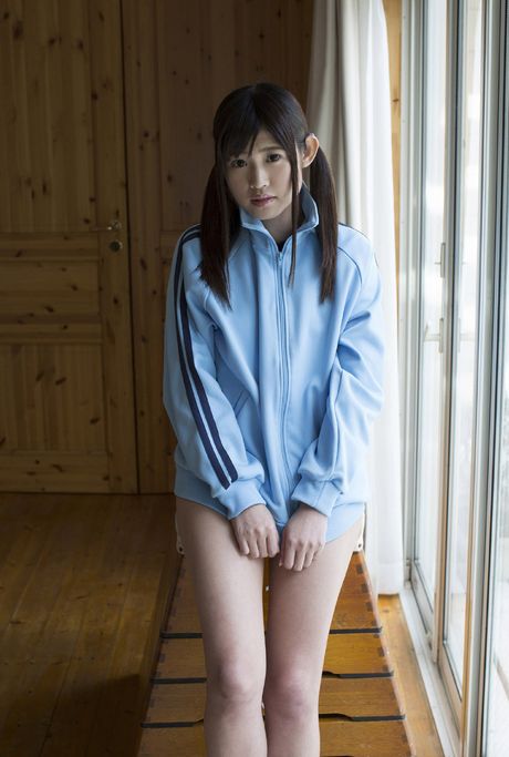 Asiatisk skønhed Rika Sakurai præsenterer sine petite små bryster og røv i en solo