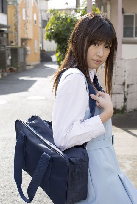 亞洲寶貝櫻井梨花（Rika Sakurai）赤裸裸，穿著白襪子躺在毯子上