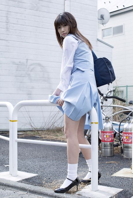 Asiatisk babe Rika Sakurai bliver nøgen på et tæppe i hvide sokker