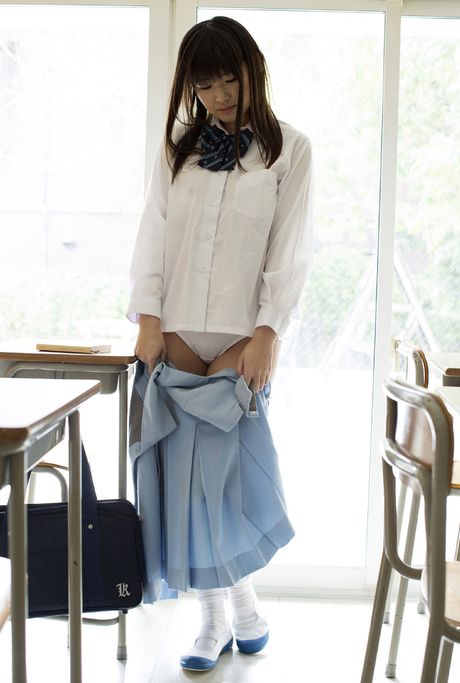 亞洲寶貝櫻井梨花（Rika Sakurai）赤裸裸，穿著白襪子躺在毯子上