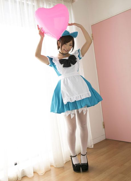 亞洲女孩 Mana Sakura 露出她的小乳房並穿著白色絲襪擺姿勢