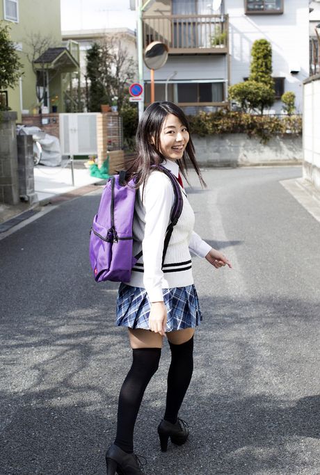 亞洲女學生 Shizuka Nakakura 露出她的小胸部和無毛陰部