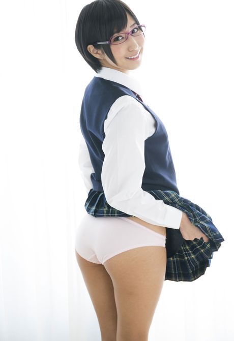 Asiatisk pige Riku Minato stripper til sine briller og viser sin varme krop