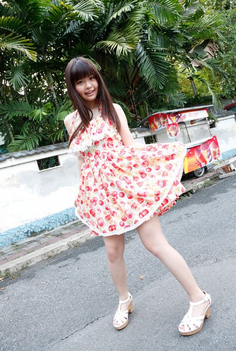 亞洲女孩 Mai Hayama 展示她迷人的胸部並穿著比基尼擺姿勢