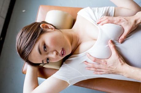 亞洲女孩 Mayumi Yamanaka 在更衣室裡脫光衣服，只剩下絲襪