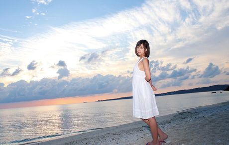 Asiatisk pige Yuko Arai tager sin bikini af og viser sit bare kød frem i poolen