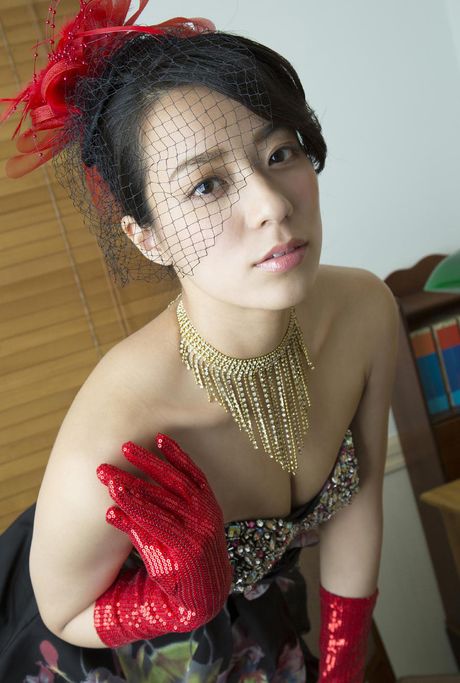 亞洲女孩 Mayu Koseta 展示她巨大的乳房並穿著漁網襪擺姿勢