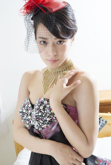 亞洲女孩 Mayu Koseta 展示她巨大的乳房並穿著漁網襪擺姿勢