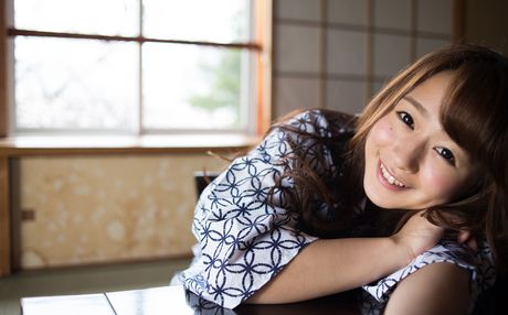 亞洲媽媽 Marina Shiraishi 展示她令人驚嘆的乳房並獨自擺姿勢