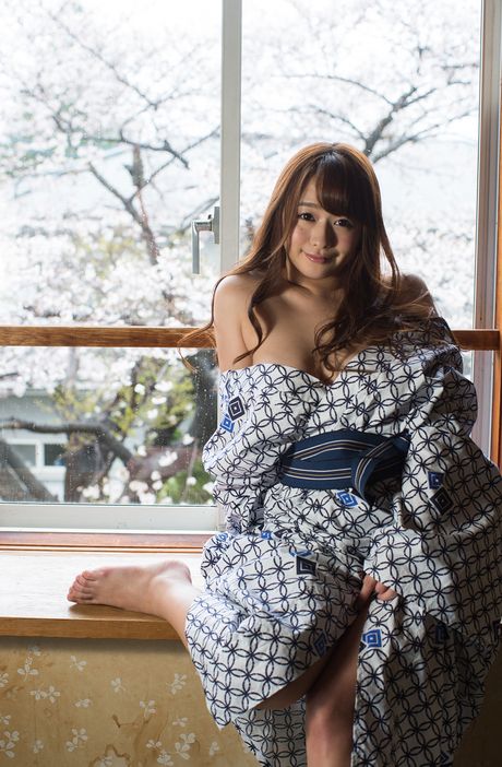 亞洲媽媽 Marina Shiraishi 展示她令人驚嘆的乳房並獨自擺姿勢