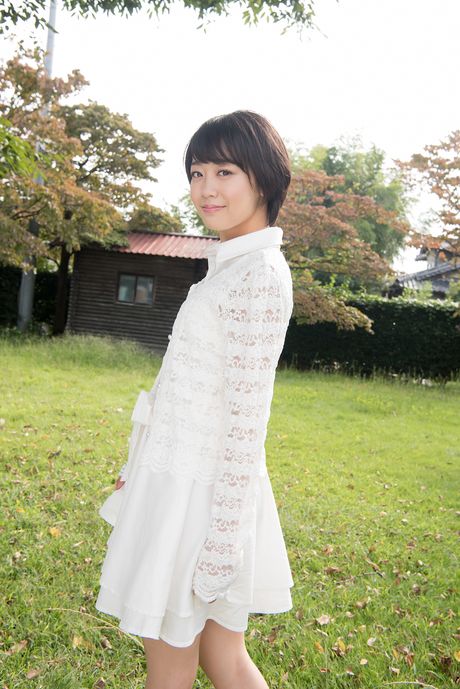 魅力的なアジアの女の子、西野小春が花畑で素敵なお尻を披露