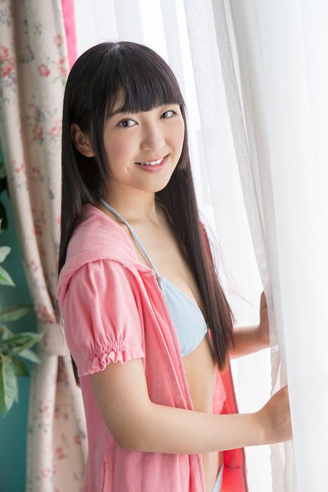 亞洲女孩高橋愛脫下比基尼，展現她火辣的臀部