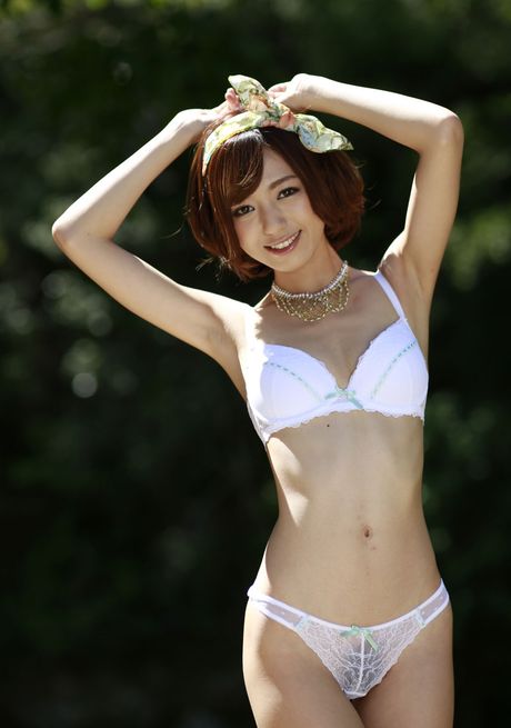 Asian girl Harei Ai doffs her lingerie and exhibits her nudity in the wild