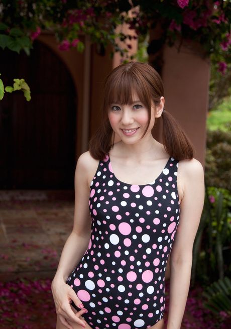 アジアの表紙ガール、麻美ゆまがお風呂に入る前にキッチンで裸になる