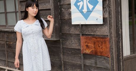 Asiatisk pige Tomoe Yamanaka bliver nøgen på en sofa i et sæt med røde bh