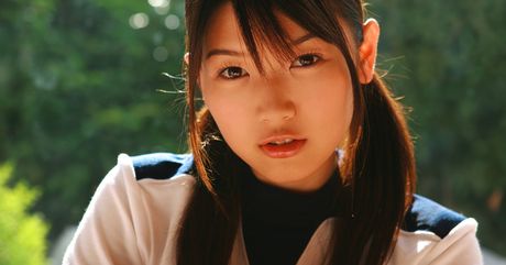 素晴らしいアジアのティーン、木嶋のりこが小ぶりなおっぱいを露わにしてソロでポーズをとる