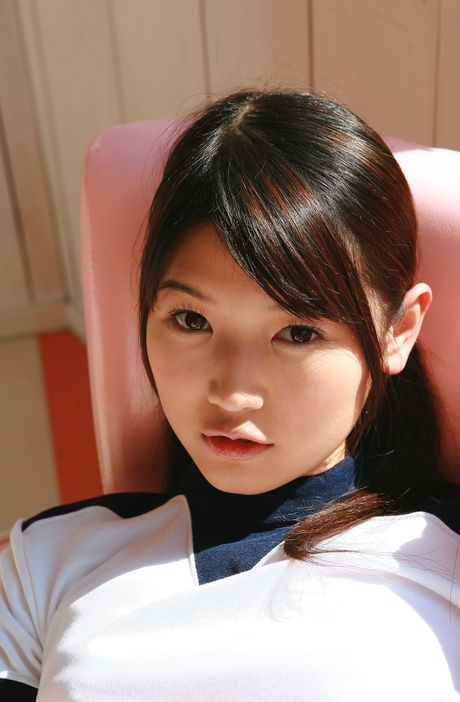 素晴らしいアジアのティーン、木嶋のりこが小ぶりなおっぱいを露わにしてソロでポーズをとる