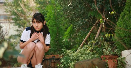 素晴らしいアジアのティーン、木嶋のりこが小ぶりなおっぱいを露わにしてソロでポーズをとる