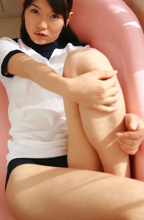 素晴らしいアジアのティーン、木嶋のりこが小ぶりなおっぱいを露わにしてソロでポーズをとる