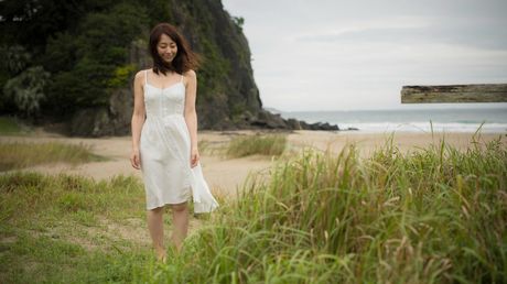 Momoko Tani er en japansk babe, der elsker at posere nøgen udendørs