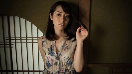 アジアンドールの谷桃子が小さな胸を披露し、白いランジェリーでポーズをとる