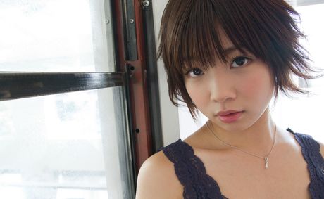 亞洲女孩 Mana Sakura 展示她美麗的乳房並穿著絲襪擺姿勢