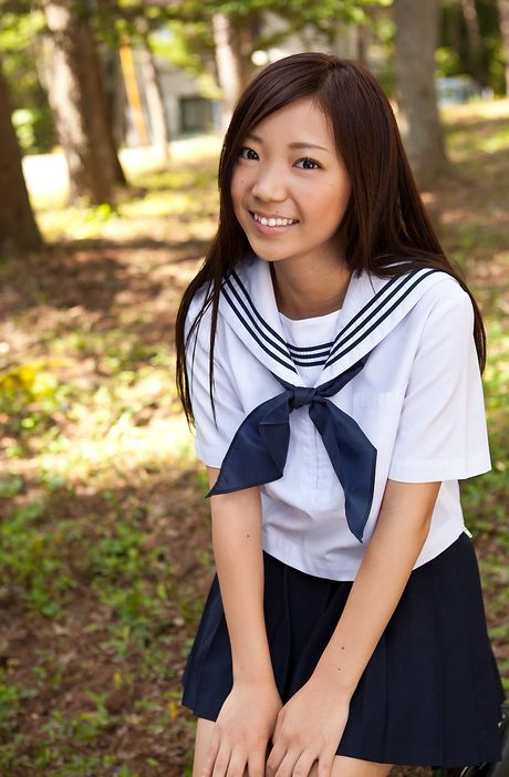 亞洲女學生 Fuuka Nishihama 在走廊上脫光衣服只剩下白色內褲