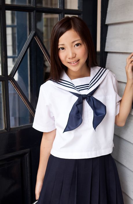 Asiatisk skolepige Fuuka Nishihama stripper til hvide trusser i gangen