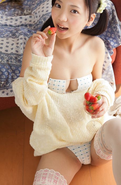 亞洲美女西濱 Fuuka 脫掉胸罩和內褲，穿著白色絲襪