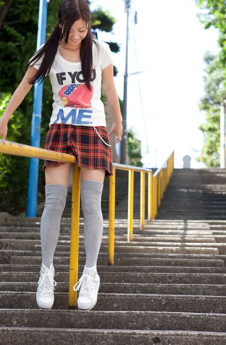 Brunøjede japanske babe Fuuka Nishihama viser sin varme krop udendørs