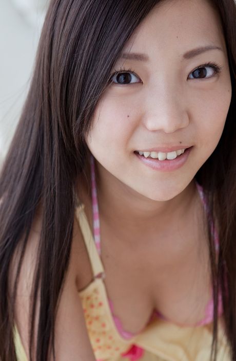 苗條的日本寶貝 Fuuka Nishihama 脫衣服並展示她天然的小乳房