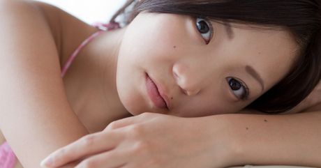 苗條的日本寶貝 Fuuka Nishihama 脫衣服並展示她天然的小乳房